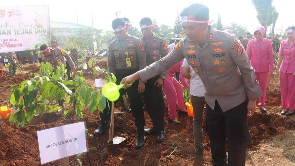 Polres-Bogor-melakukan-penanaman-8000-pohon.jpg