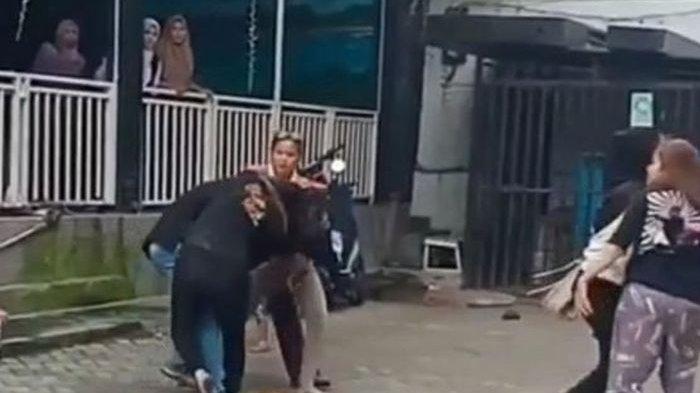 Potongan-gambar-wanita-yang-diduga-merupakan-pelakor-dikeroyok.jpg