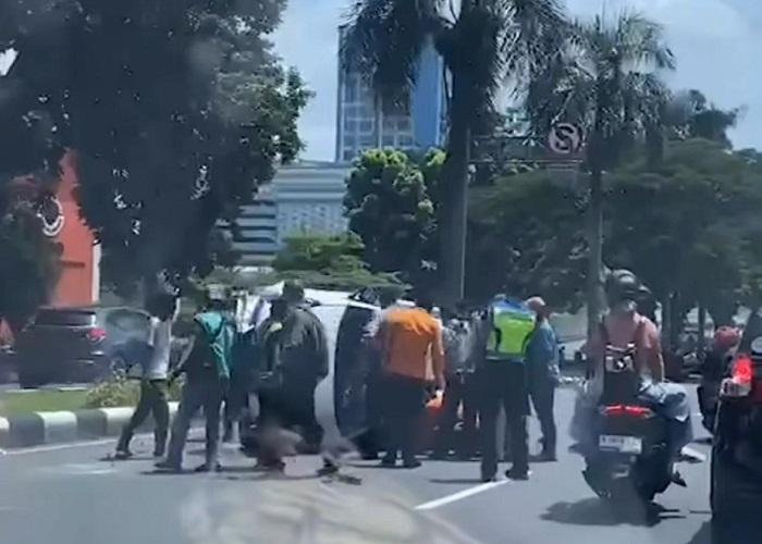 Ada Anak Kecil di Dalam Mobil yang Terguling di Cibinong Bogor, Begini Kondisinya Sekarang