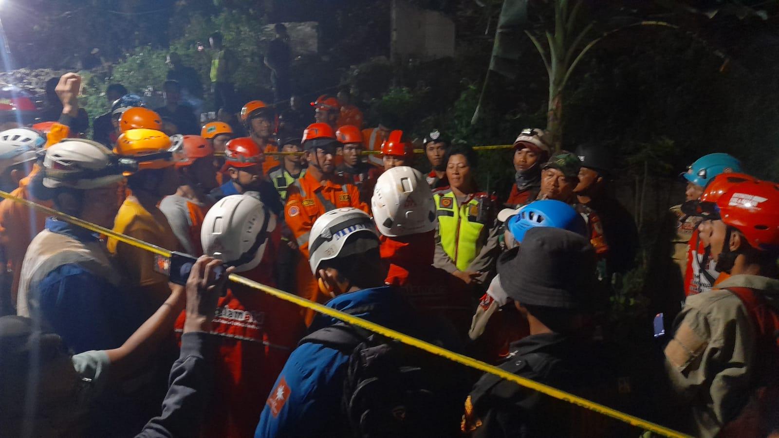 Operator Alat Berat Takut Salah Ngangkat, Evakuasi Dua Korban Sisa Longsor Sirna Sari Dilanjut Besok