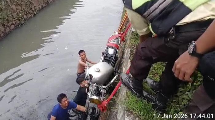 Proses-evakuasi-sepeda-motor-yang-tercebut-ke-kali-di-Jalan-Gandaria-P.jpg