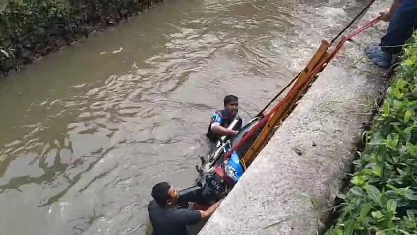 Proses-evakuasi-sepeda-motor-yang-tercebut-ke-kali-di-Jalan-Gandaria-Pe.jpg