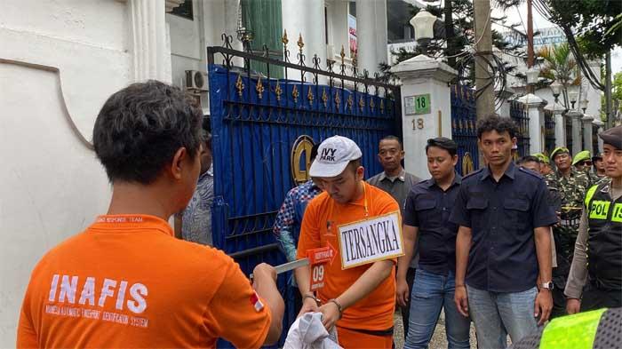 Abraham Peragakan 33 Adegan Membunuh Satpam Septian di Rumah Mewah Bogor, Adegan 7 - 9 Jadi Kunci