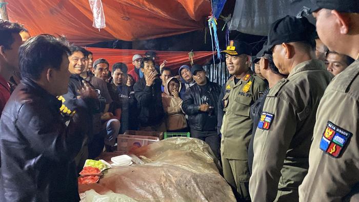 Satpol-PP-Kota-Bogor-saat-berdebat-dengan-PKL-Pasar-Bogor-yang-menolak-direloka.jpg