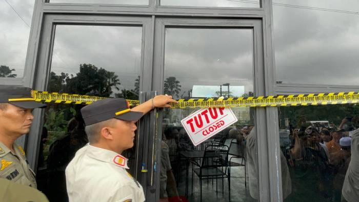 Satpol-PP-Kota-Bogor-saat-menyegel-Cafe-Michan-Katulampa-Kota-Bogor.jpg