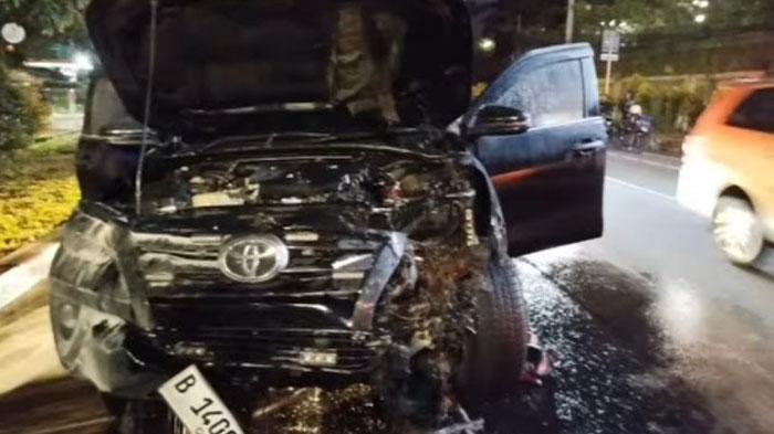 Satu-unit-mobil-Fortuner-bernomor-polisi-B-1400-WJF-terbakar-di-Jalan-Pajajaran.jpg
