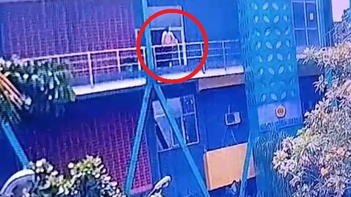 Rekaman CCTV Detik-detik Mahasiswi Jatuh dari Lantai 3 Universitas Pakuan Bogor, Duduk di Pagar