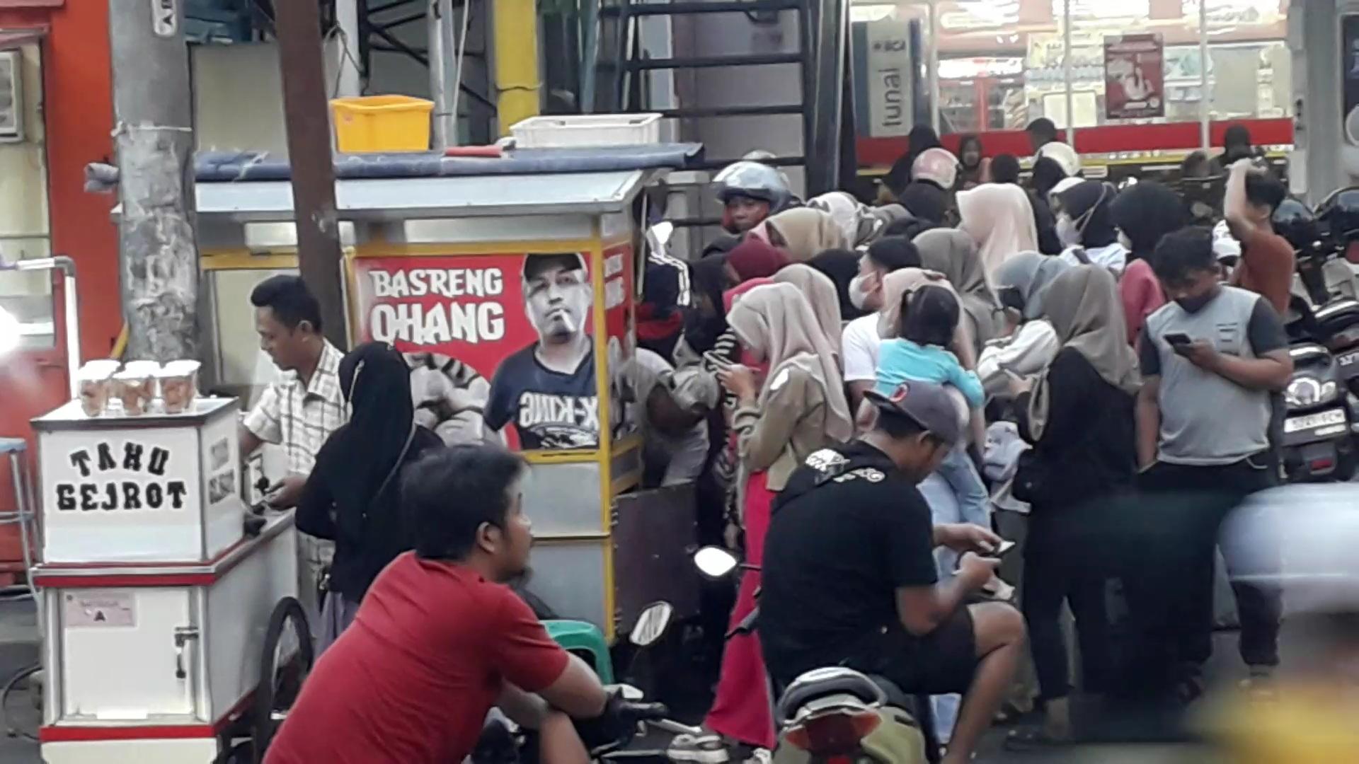 Seorang-penjual-bakso-goreng-basreng-di-Jalan-Kolonel-Edi-Yoso.jpg