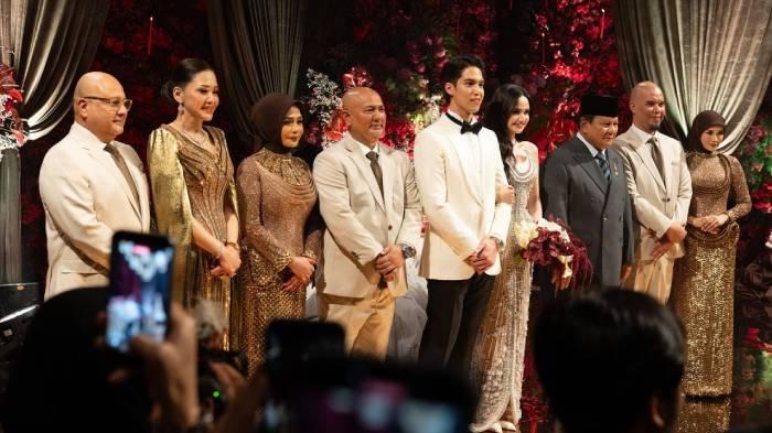 Sesi-foto-El-Rumi-dan-Syifa-Hadju-serta-keluarga-bareng-Presiden-RI-Prabowo-Subianto.jpg