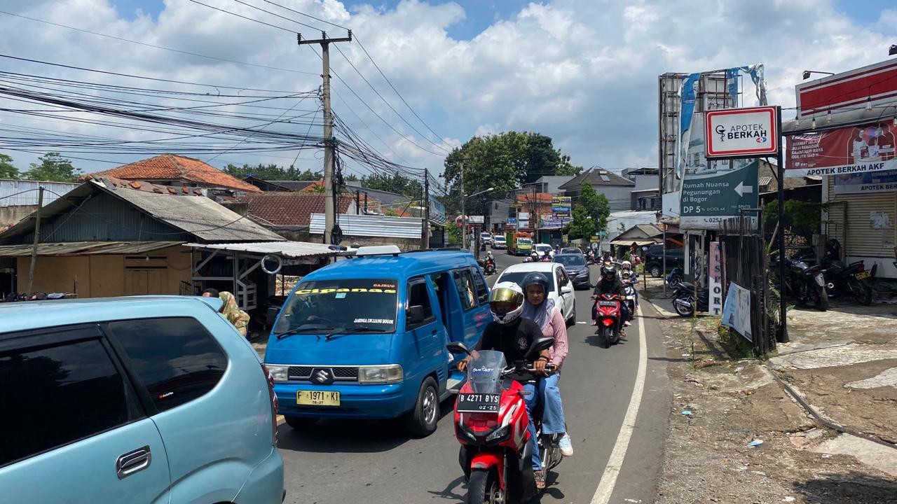 Situasi-arus-lalu-lintas-di-Jalan-Raya-Ciampea-Kecamatan-Ciampea.jpg