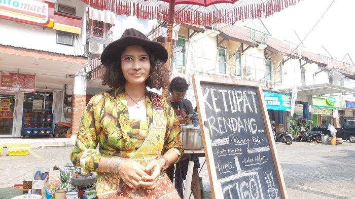 Mengenal Sonya Triana Silviana, Pedagang Ketupat Rendang Viral yang Sosoknya Curi Perhatian