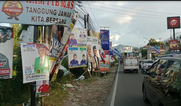 Spanduk-Kampanye-di-Jalan-Raya-Puncak-Bogor-Senin-2212024.jpg