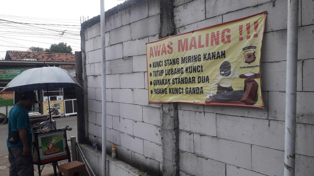Spanduk-peringatan-agar-waspada-kejahatan-pencurian.jpg
