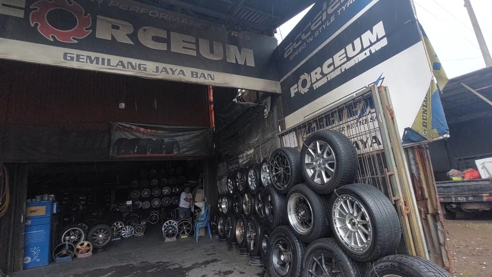 Suasana-di-bengkel-Gemilang-Jaya-Ban-di-Cileungsi-Kabupaten-Bogor-Selasa-2012026.jpg