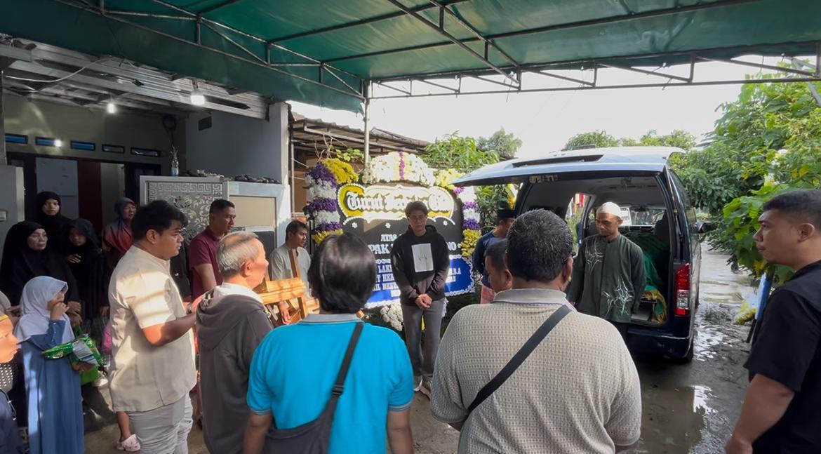 Suasana-rumah-duka-korban-pesawat-jatuh-Dwi-Murdiono.jpg