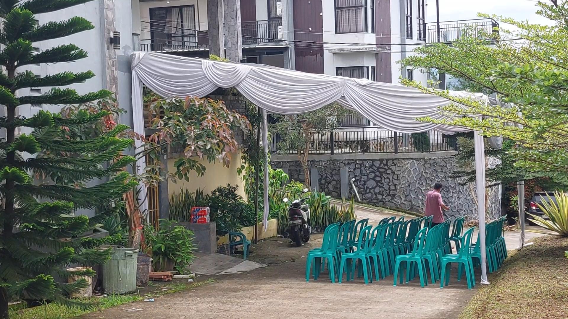 Suasana-rumah-keluarga-pramugari-Esther-Aprilita-di-Bogor-salah-satu-orang-di-dalam-pesawat.jpg