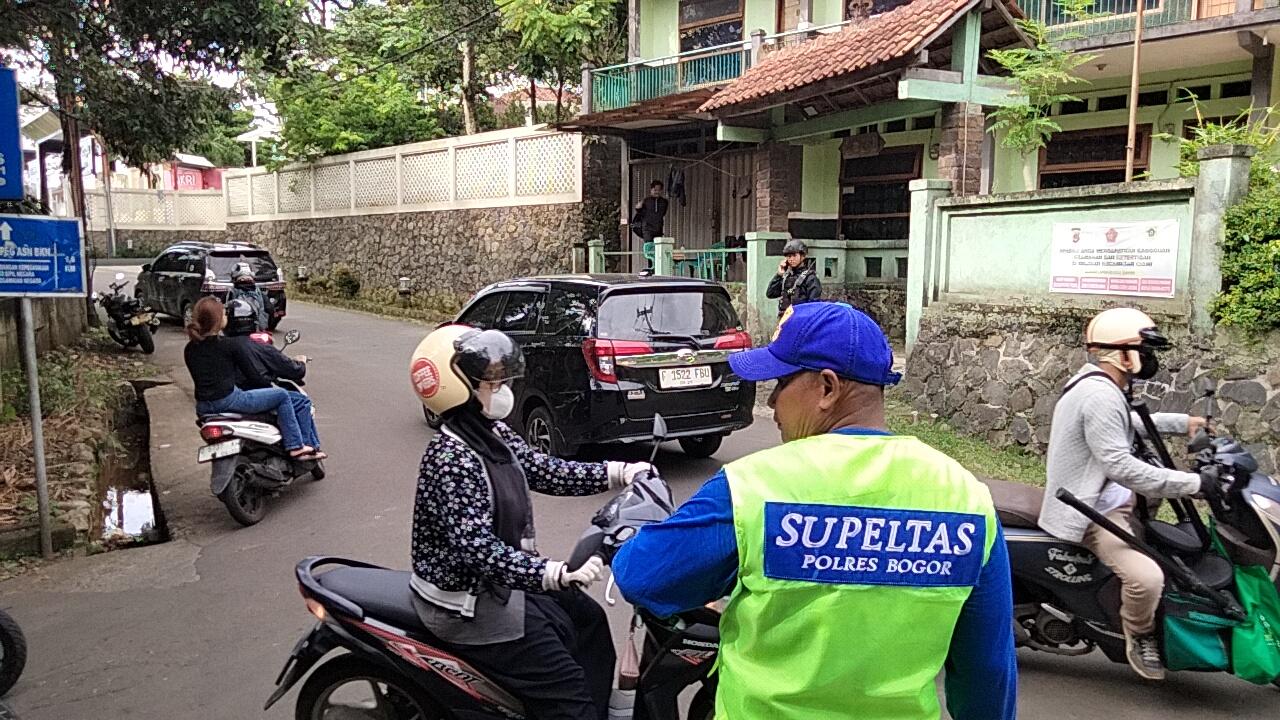 Supeltas-sedang-mengatur-lalu-lintas-di-Jalan-Alternatif-Puncak-tepatnya-di-wilayah-Ke.jpg