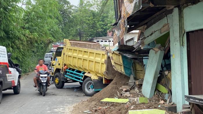 Truk-pengangkut-pasir-bernomor-polisi-B-3580-NYT-menabrak-warung.jpg