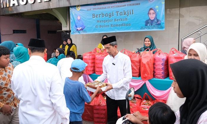 Wakil-Ketua-DPRD-Kabupaten-Bogor-Agus-Salim-membagikan-takjil.jpg