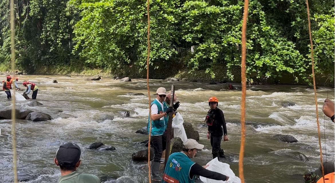 Ikut Bersihkan Sungai Ciliwung, Wali Kota Bogor Sedih Temukan Sampah Kasur hingga Popok Bayi