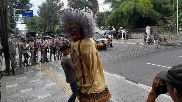 Warga-dan-Ondel-ondel-terjebak-dalam-orasi-aliansi-BEM-se-Bogor.jpg