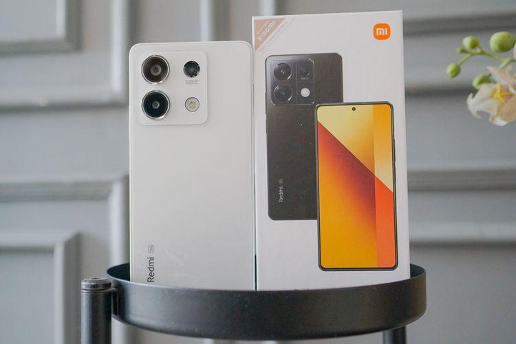 Xiaomi-Redmi-Note-13-5G-varian-warna-Arctic-White-dan-kotak-kemasannya-mkf.jpg