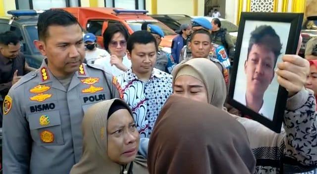 Jeritan Keluarga Arya Saputra Dengar Polisi Ancam Tukul 15 Tahun Penjara: Anak Saya Meninggal Pak