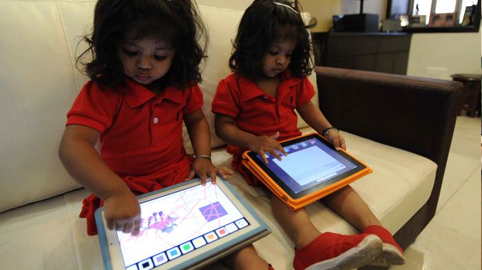 Sering Main Gadget, Bisa Jadi Pemicu Kanker Otak Lho, Seperti yang Dialami Anak Marcella Zalianty