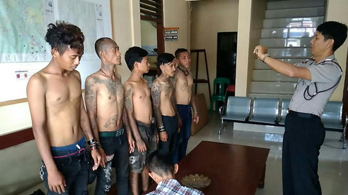 Dibawa ke Kantor Polisi, Lima Anak Punk Bogor Pamer Tato Depan Polisi