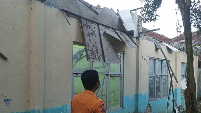 Bangunan Sudah Rapuh, Atap Ruang Kelas di SMPN 1 Sukajaya Bogor Ambruk