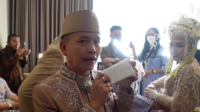 Ayah Rozak Sambar Amplop Tebal dari Igun untuk Adik Ayu Ting Ting, Histeris Lihat Isinya : Beneran?