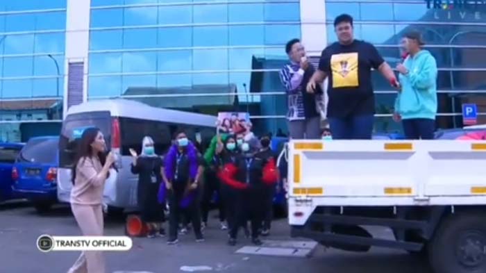 Syuting Lagi Setelah Isu Positif Covid-19, Ayu Ting Ting Disebut 'Arwah' oleh Ruben: Kakinya Napak?