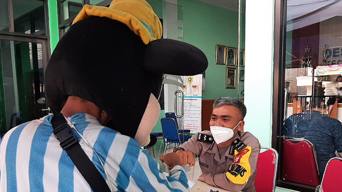 Datang ke Tempat Vaksinasi, Badut Mickey Mouse Bikin Peserta Vaksin Tersenyum, Polisi Ucap Begini