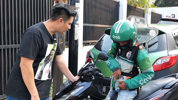 Mahasiswa Nyambi Jadi Driver Ojol, Baim Wong Ragu Bisa Bayar Kuliah : Bukan Bilang Kamu Gak Mampu