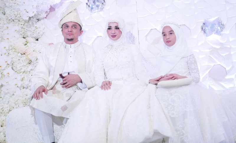 Bukan Putri Indonesia, Ini Dia Pasangan Romantis yang Jadi Mak Comblang Bella dengan Engku Emran