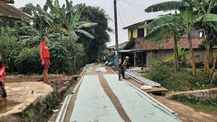 betonisasi-di-desa-cimanggis.jpg