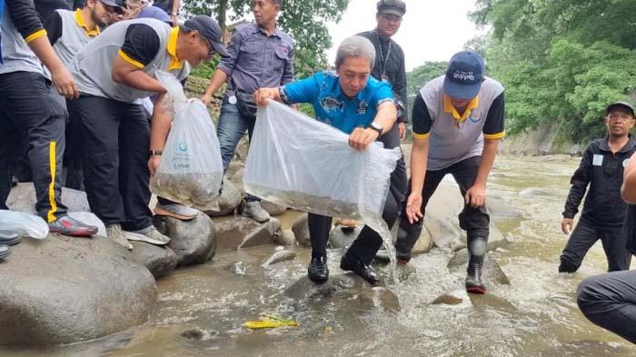 bibit-ikan-ditebar-di-sungai-ciliwung.jpg