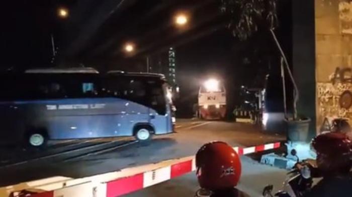 bus-TNI-AL-terobos-palang-perlintasan-kereta.jpg