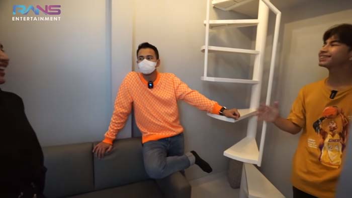 Curiga Absen Kerja, Raffi Ahmad Gerebek Kosan Dimas, Syok Lihat Wanita di Dekat Kamarnya : Gile Lu!