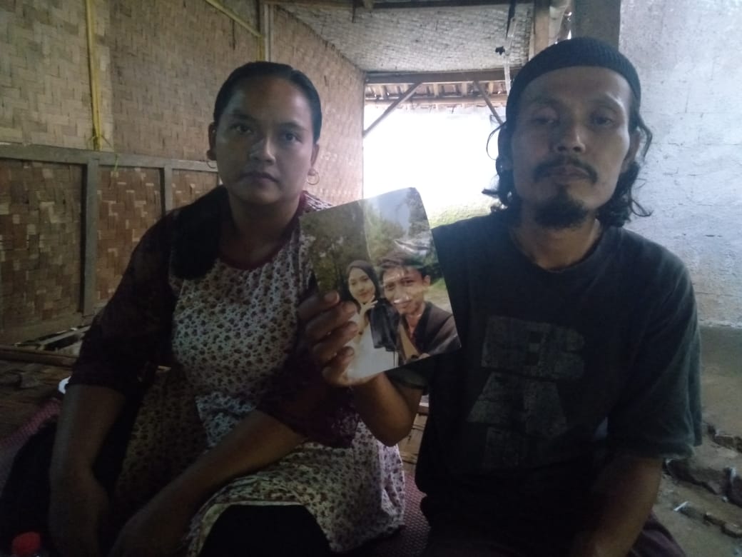 darwin-saat-menunjukan-foto-anak-gadisnya-yang-hilang.jpg