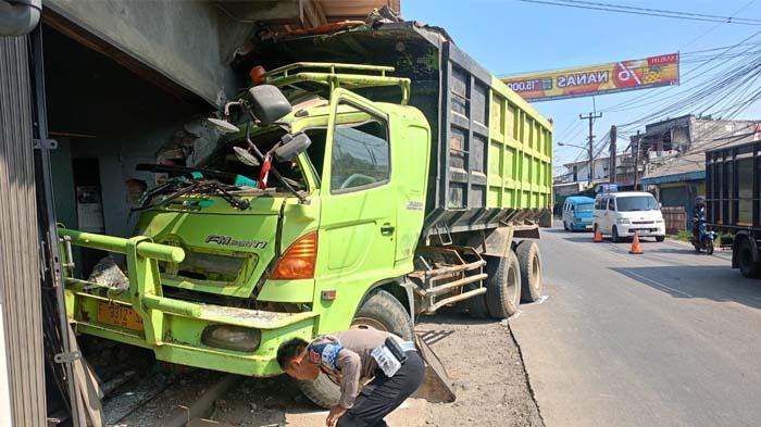 dump-trukc-tabrak-ruko-di-gunungputri.jpg