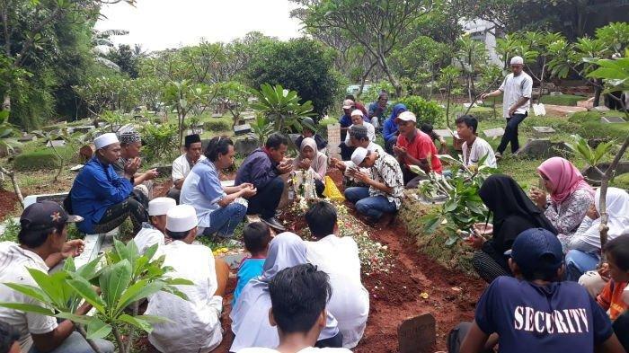 enazah-siswanto-50-dimakamkan-di-taman-pemakaman-wakaf.jpg
