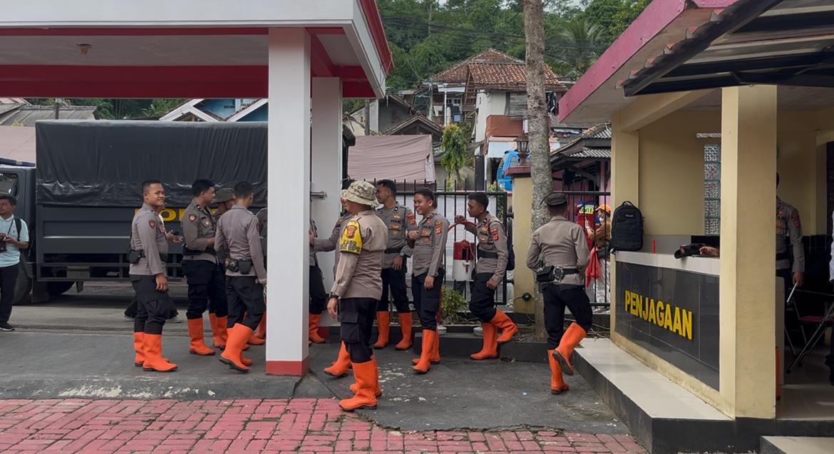 evakuasi-tambang-emas-pongkor.jpg