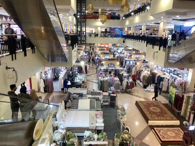 Panduan lengkap kuliner & promo di Botani Square Bogor. Cek tenant (Wingstop, Imperial Kitchen, Dapur Solo) dan jajanan ready-to-eat di AEON Supermarket.