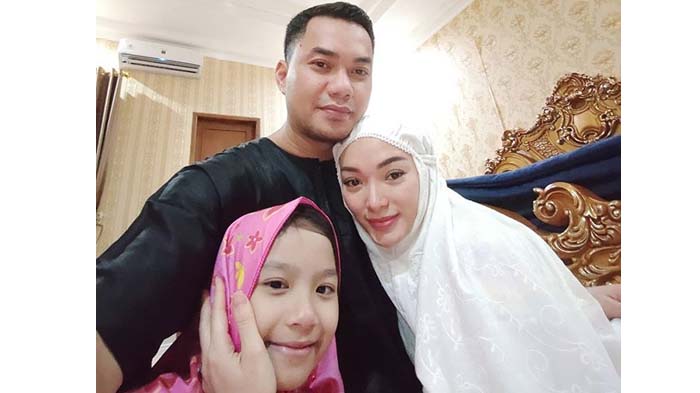 Diperlakukan Begini oleh Anak Sambungnya, Zaskia Gotik Tahan Air Mata Ingat Kejadian Setelah Sholat