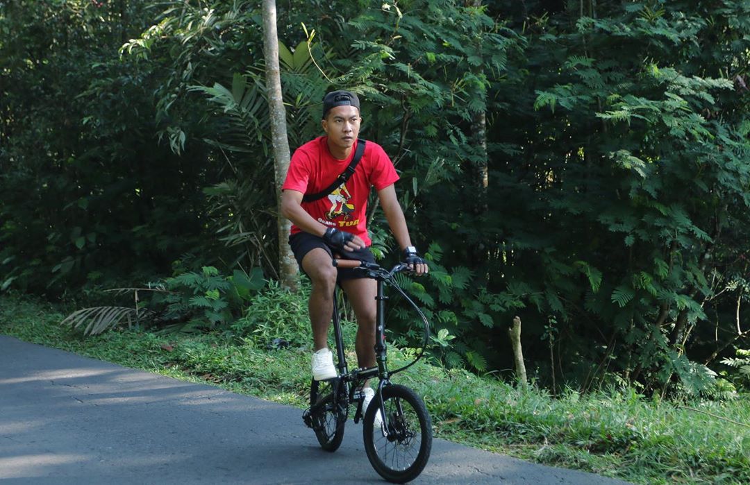 gustur-cahyo-putro-dan-sepedanya.jpg