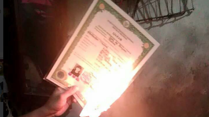 Foto Ijazah Dibakar Viral, Alasannya Bikin Netizen Beri Dukungan Penuh