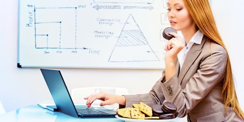 ilustrasi-makan-camilan-saat-sedang-bekerja.jpg