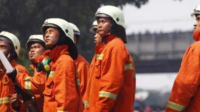 Kisah Heroik Petugas Damkar Selamatkan Warga Dari Api, Jaket Sampai Meleh Dan Kini Harus Dioperasi