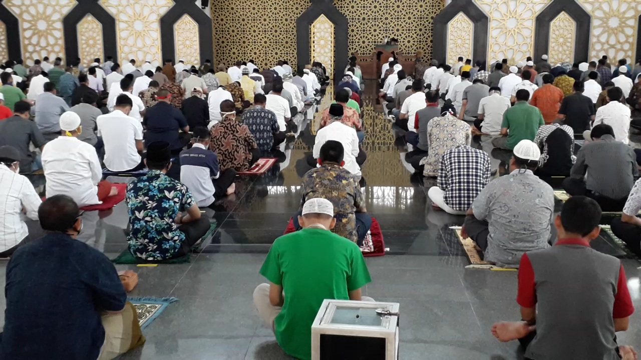 ilustrasi-salat-berjamaah-di-masjid-dengan-protokol-kesehatan.jpg